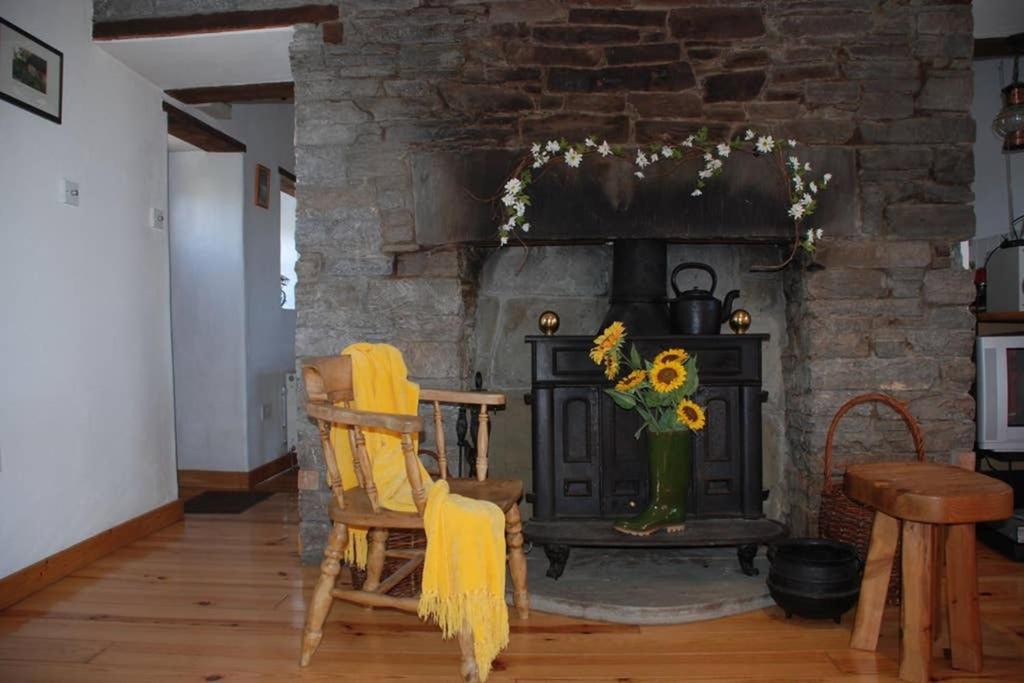Red Stonecutters Cottage, Doolin Carrowauff Bagian luar foto